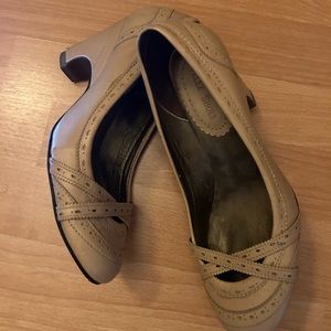 Velez size 5.5 women beige